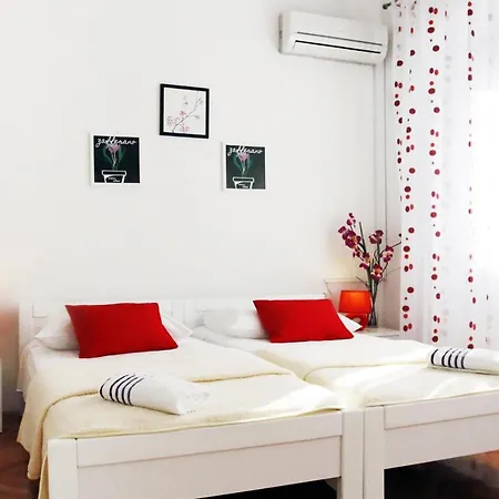 By The Sea - 6973 Pensión Split